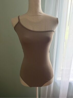 🆕 SKIMS Essential One Shoulder Strap Tank Bodysuit in Tan / NWOT! / Size S/M
